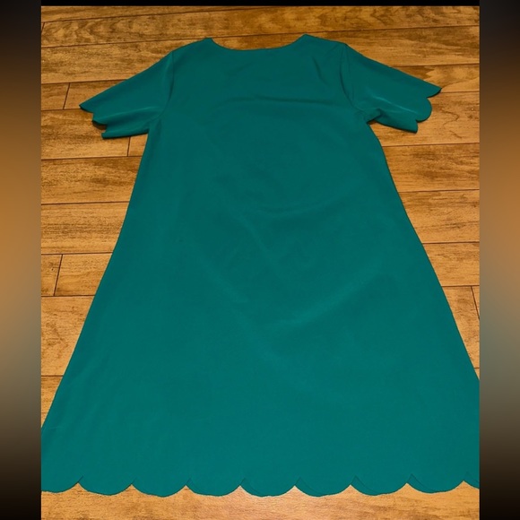 Green dress with scalloped details - Picture 5 of 7